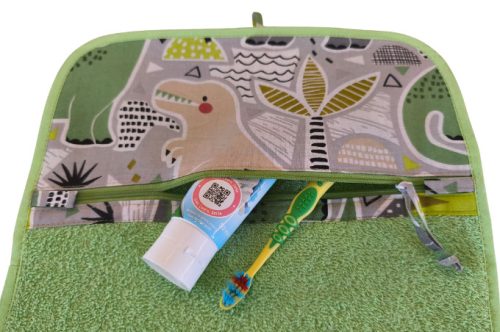 Aztadejó dinós világoszöld kéztörlő cipzáras zsebbel – 30×50 cm