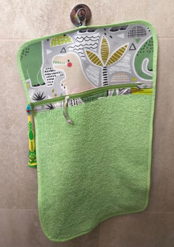 Aztadejó dinós világoszöld kéztörlő cipzáras zsebbel – 30×50 cm