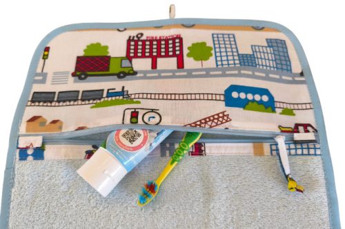 Aztadejó munkagépes városos világoskék kéztörlő cipzáras zsebbel – 30×50 cm