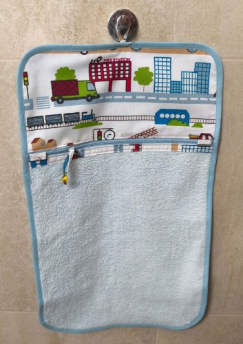 Aztadejó munkagépes városos világoskék kéztörlő cipzáras zsebbel – 30×50 cm