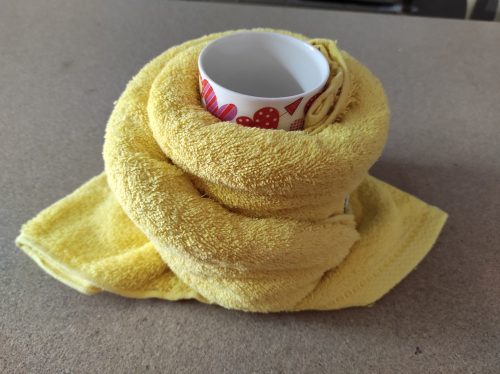 ANYÁK NAPI CSOMAG BÖGRE Sárga szív törölközővel