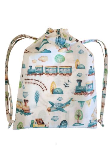 Aztadejó vonatos, repülős bölcsis ovis ágyneműhuzat hátizsákba csomagolva 100x135 cm 40x50 cm