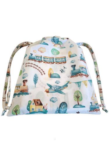 Aztadejó vonatos, repülős bölcsis ovis ágyneműhuzat hátizsákba csomagolva 100x135 cm 40x50 cm