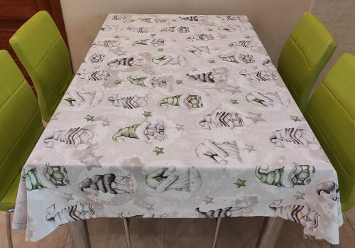 Karácsonyi asztalterítő holdon ülő zöld sapkás manó120x160 cm