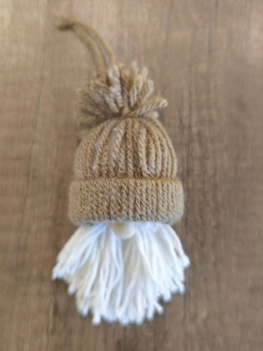 Aztadejó kézműves manó dísz – 1 darab fonalból készült karácsonyfadísz, ajándékkísérő
