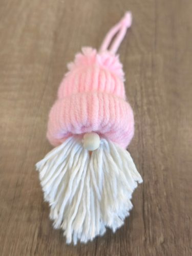 Aztadejó kézműves manó dísz – 1 darab fonalból készült karácsonyfadísz, ajándékkísérő