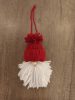 Aztadejó kézműves manó dísz – 1 darab fonalból készült karácsonyfadísz, ajándékkísérő