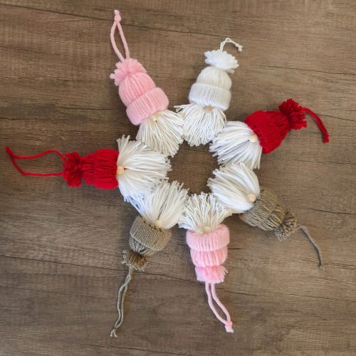 Aztadejó kézműves manó dísz – 1 darab fonalból készült karácsonyfadísz, ajándékkísérő