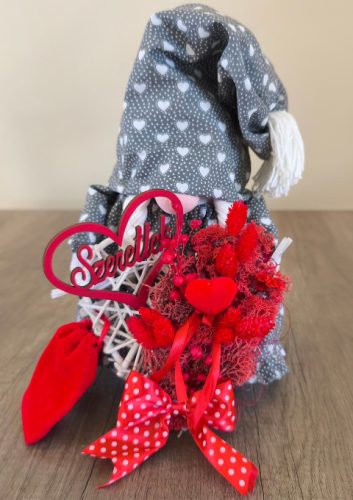 Aztadejó Valentin-napi manó szürke fehér szivecskés szoknyában – „Szeretlek” szívvel