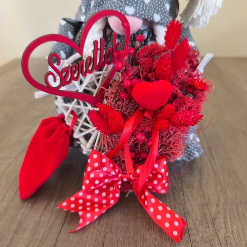 Aztadejó Valentin-napi manó szürke fehér szivecskés szoknyában – „Szeretlek” szívvel