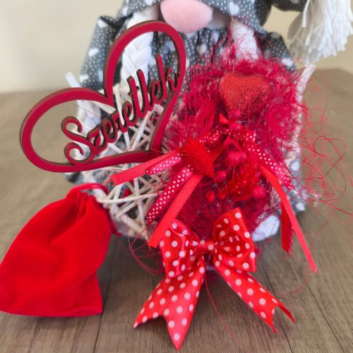 Aztadejó Valentin-napi manó szürke fehér szivecskés szoknyában – „Szeretlek” szívvel