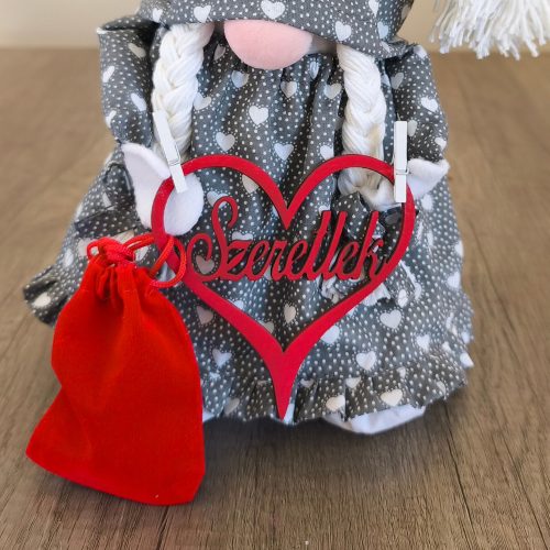 Aztadejó Valentin-napi manó szürke fehér szivecskés szoknyában – „Szeretlek” szívvel