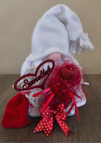 Aztadejó Valentin-napi manó fehér ruhában – „Szeretlek” szívvel