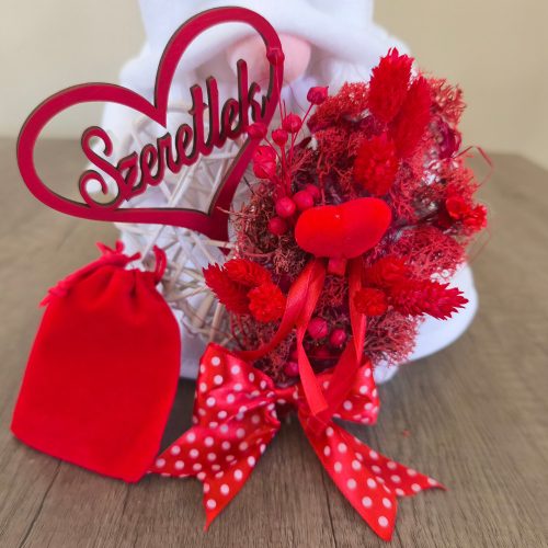 Aztadejó Valentin-napi manó fehér ruhában – „Szeretlek” szívvel