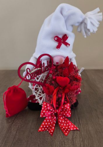 Aztadejó Valentin-napi manó piros pöttyös szoknyában – „Szeretlek” szívvel