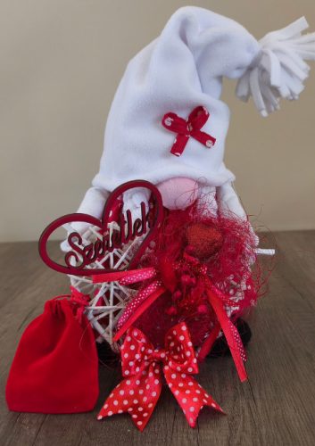 Aztadejó Valentin-napi manó piros pöttyös szoknyában – „Szeretlek” szívvel