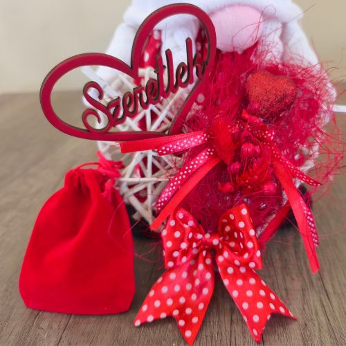 Aztadejó Valentin-napi manó piros pöttyös szoknyában – „Szeretlek” szívvel