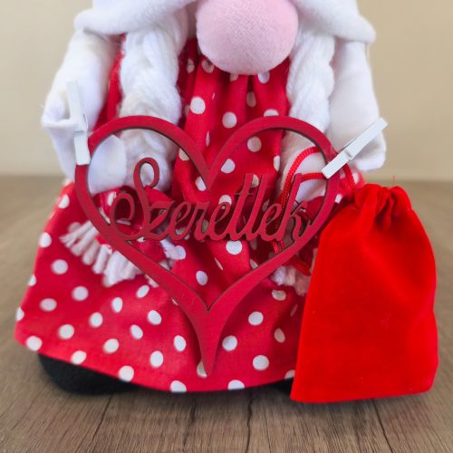 Aztadejó Valentin-napi manó piros pöttyös szoknyában – „Szeretlek” szívvel