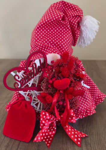 Aztadejó Valentin-napi manó piros fehér tűpettyes szoknyában – „Szeretlek” szívvel