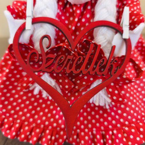 Aztadejó Valentin-napi manó piros fehér tűpettyes szoknyában – „Szeretlek” szívvel